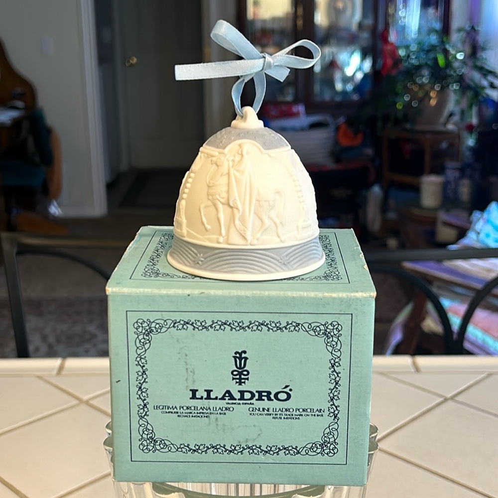 Lladro’ Vintage Retired Porcelain Christmas Bell ,Campanita Navidad In Box